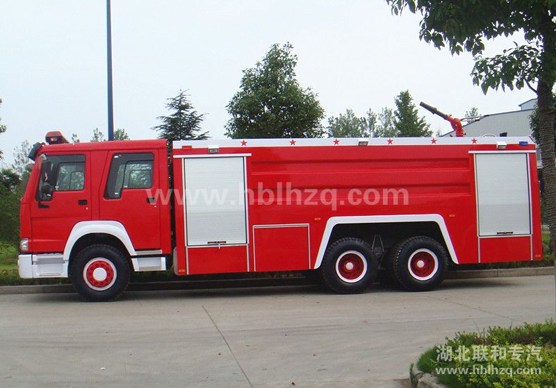 豪沃12吨水罐消防车2