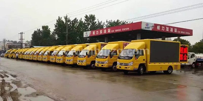 24台福田时代LED车雨中发车