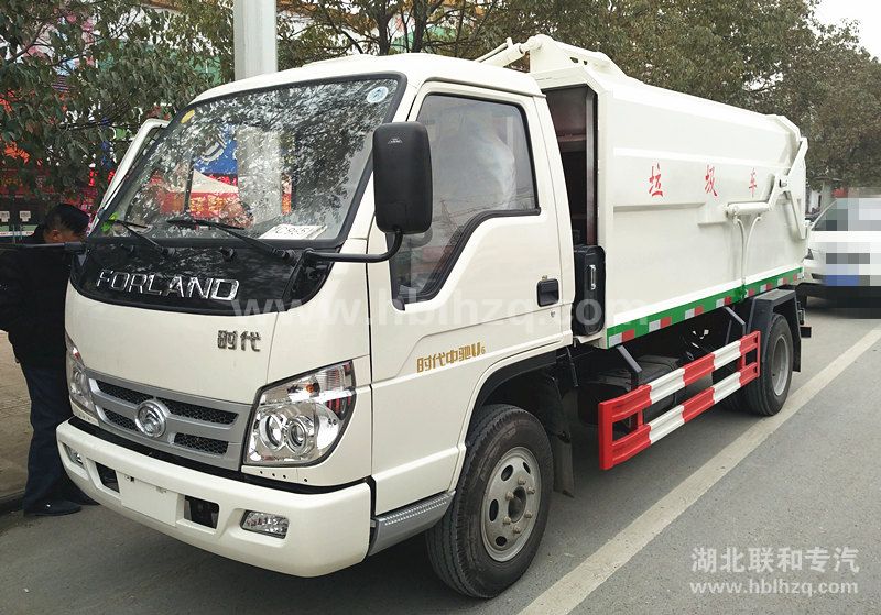福田时代带压缩挂桶垃圾车2