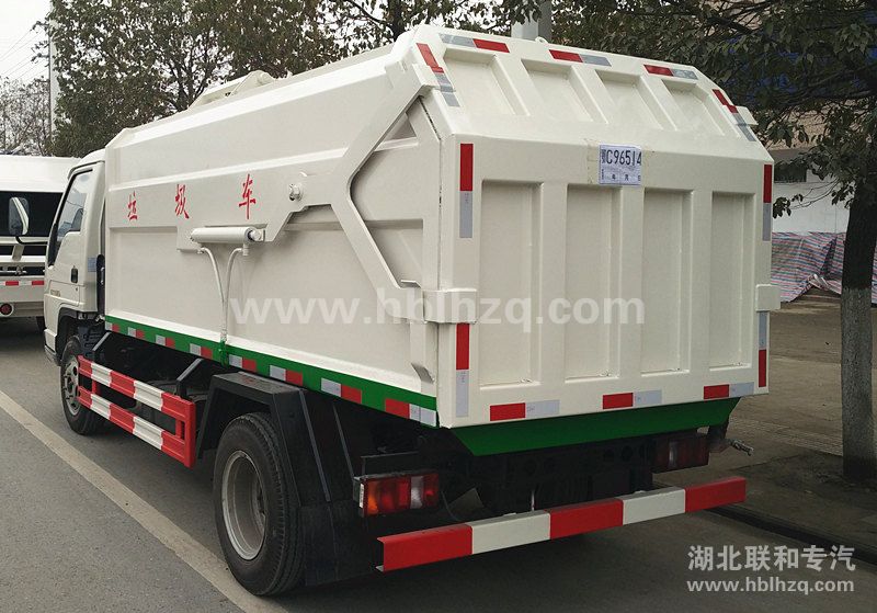 福田时代带压缩挂桶垃圾车4
