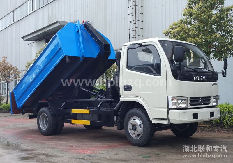 河南鹤壁市新镇定购5方勾臂式垃圾车和垃圾箱