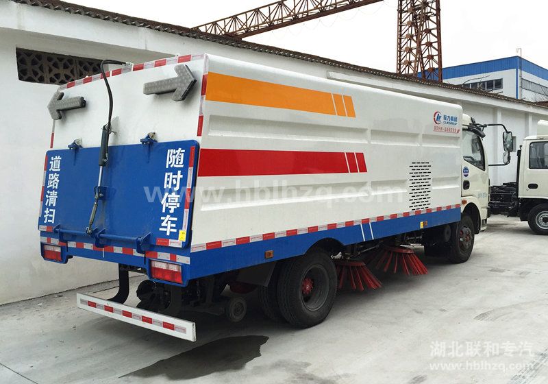 东风小多利卡扫路车