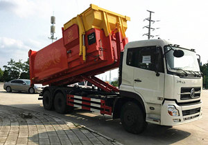 25吨勾臂式垃圾车送达山东东营
