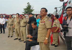 柬埔寨公安部来公司验收出口消防车