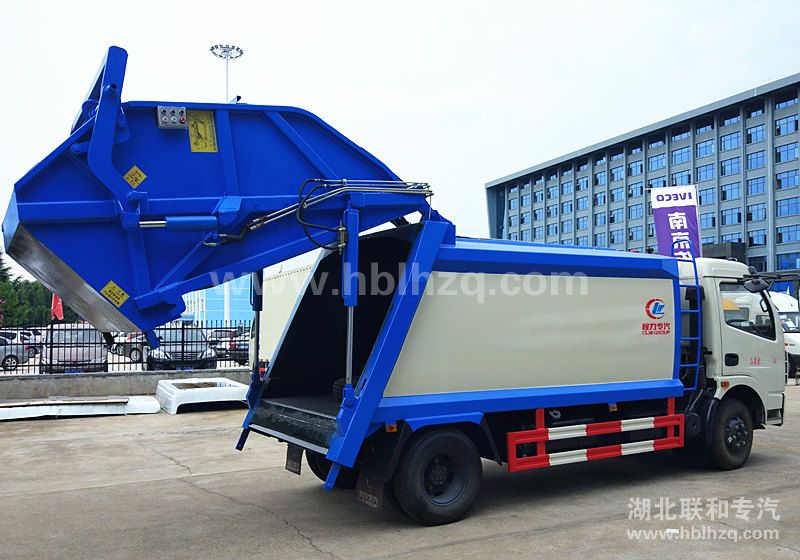 江门台山市艺勤保洁服务有限公司定购新款8方压缩式垃圾车