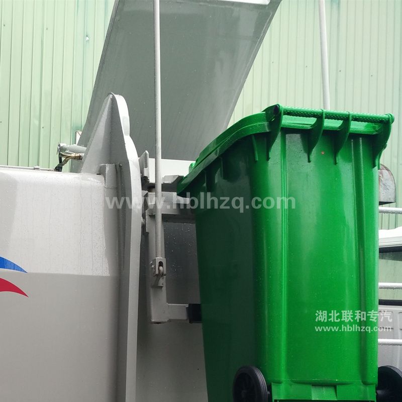 挂桶式垃圾车拉杆提升塑料桶机构