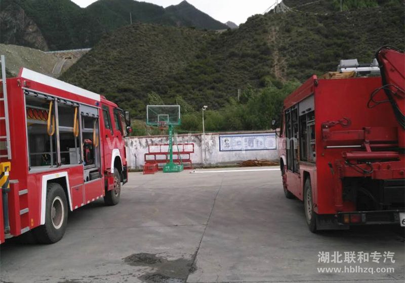 西藏林芝的抢险救援消防车正在移装设备