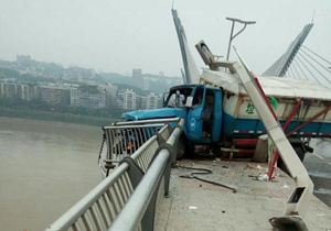 泸州带盖自卸垃圾车撞断护栏半截悬空国窖大桥
