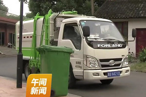 湖南大学研制的智能自抓桶垃圾转运车