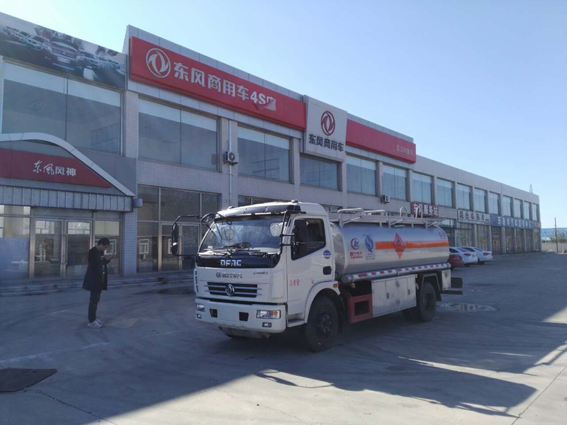 辽宁省营口市东风4S店订购一台8吨东风多利卡加油车交车完