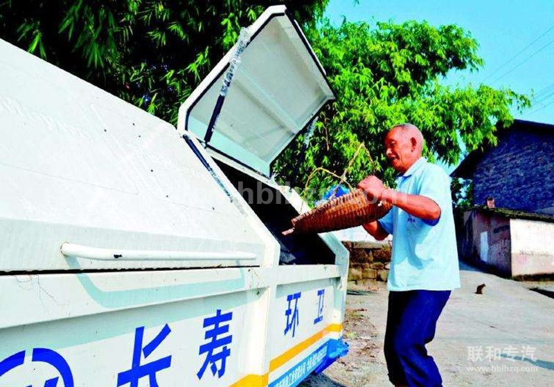 钩臂式垃圾车促进乡村城镇卫生改革建设
