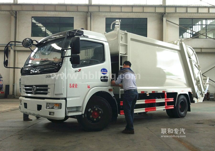 东营胜泰物业2台8方压缩式垃圾车准备加装空调
