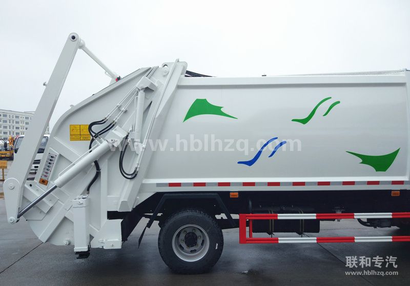 新疆大安特种钢公司定购8方压缩式垃圾车新款压缩箱体