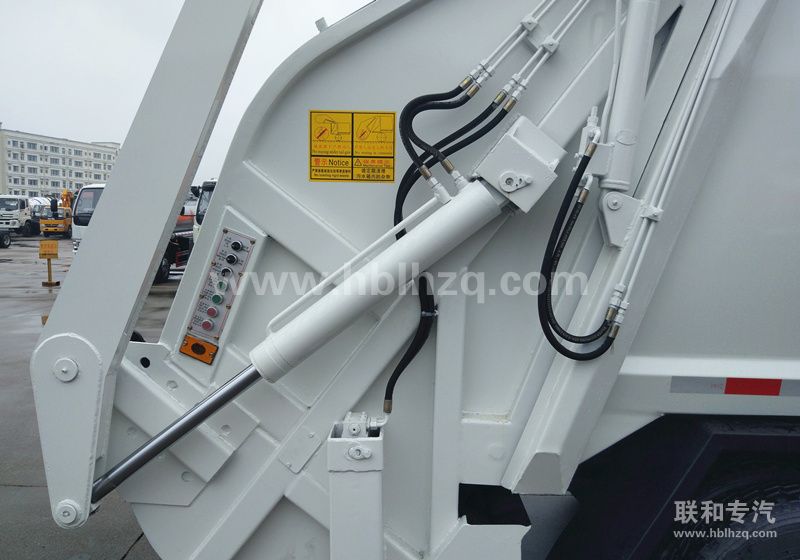 新疆大安特种钢公司定购8方压缩式垃圾车摆臂架
