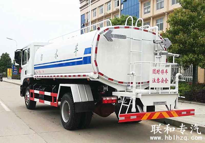 东风D9-12吨洒水车发往贵州