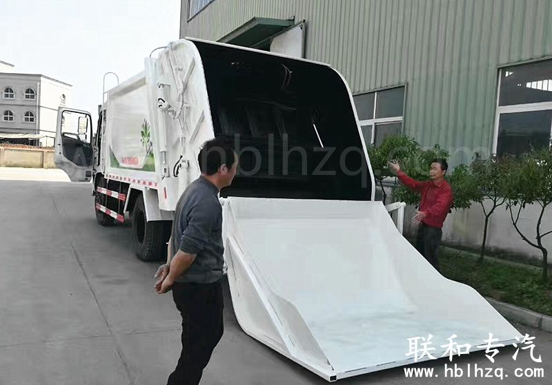 东风专底12方压缩式垃圾车发往重庆