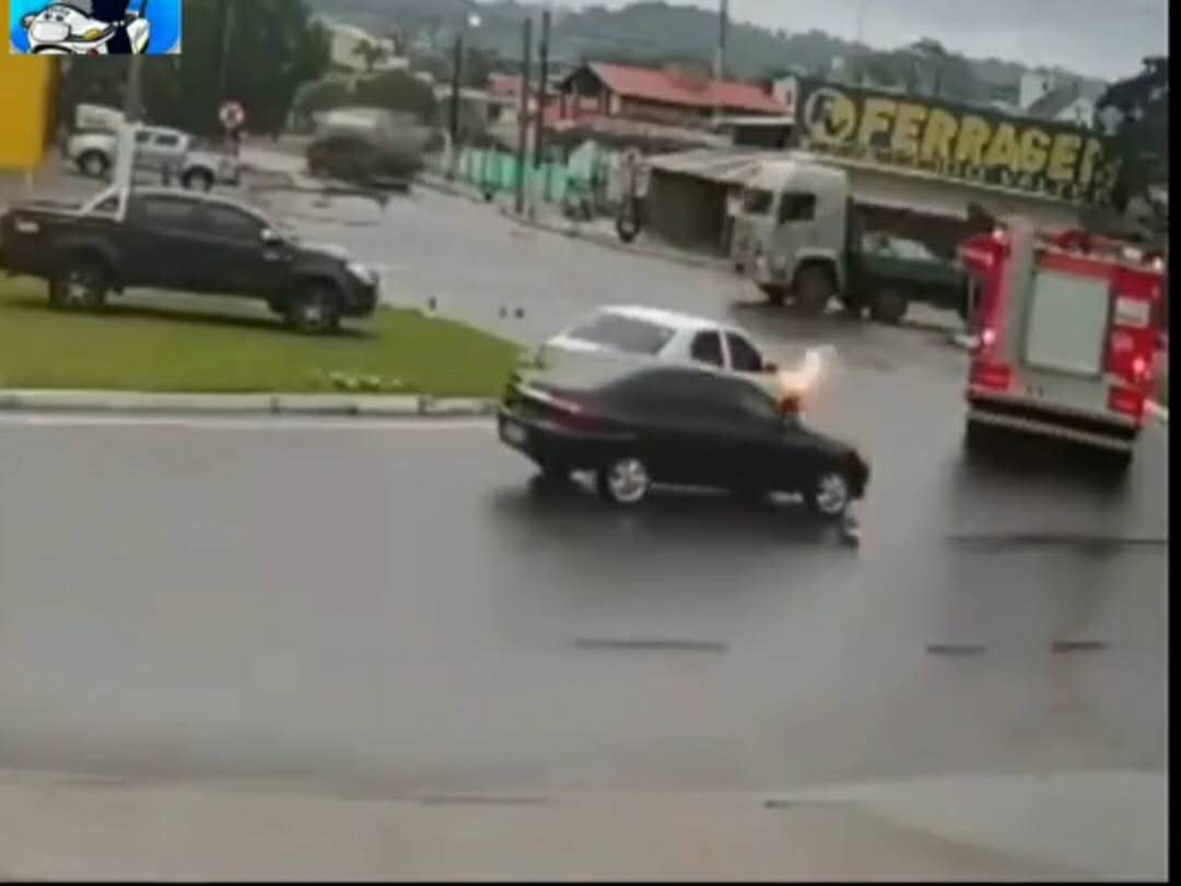 小车着火遇到消防车视频视频