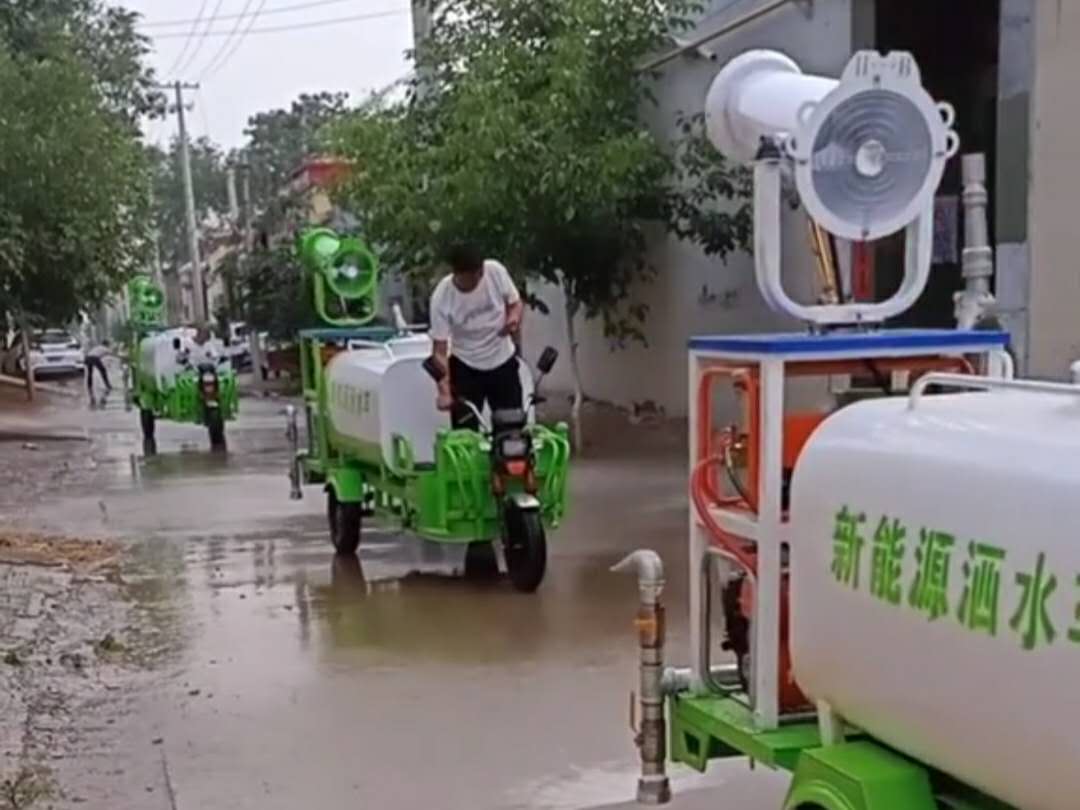 农村专用电动洒水雾炮车作业视频视频
