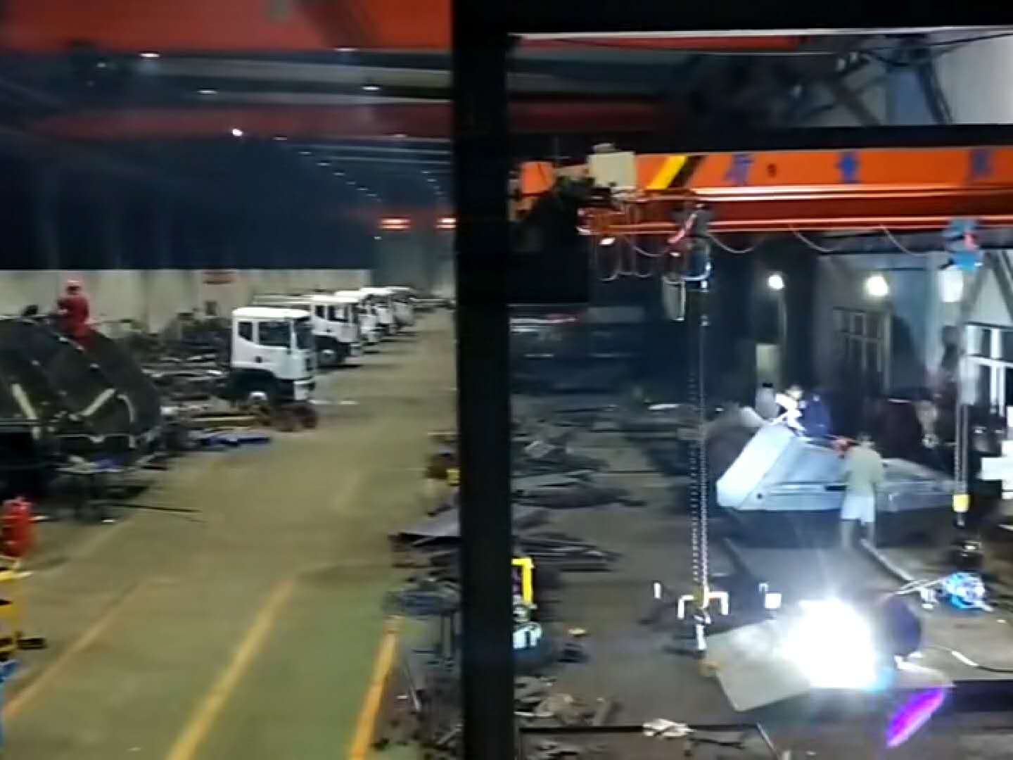 压缩垃圾车间晚上加班生产视频