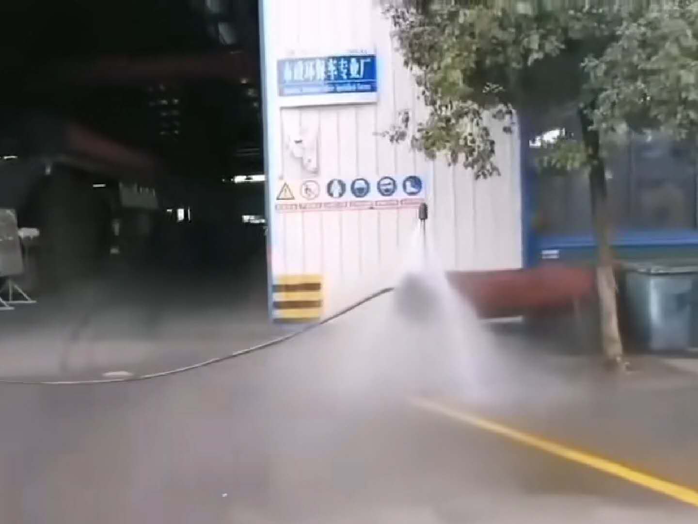 东风大多利卡8方清洗车带洒水功能视频