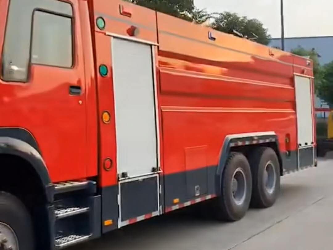 重汽豪沃后八轮水罐消防车视频视频