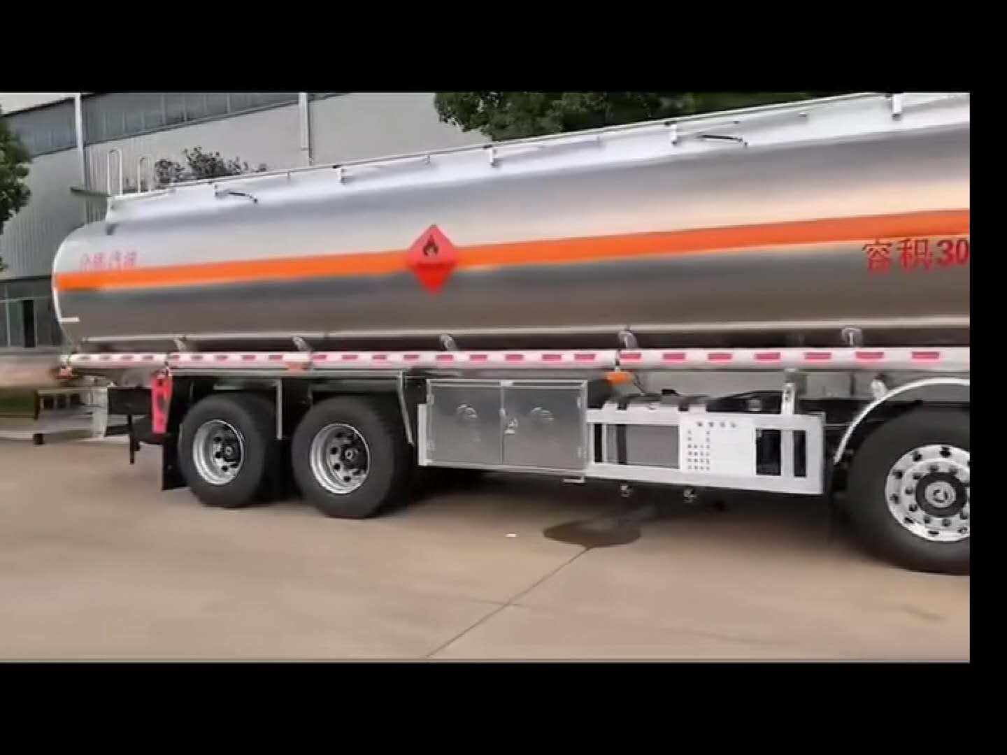 东风天龙铝合金30方运油车视频