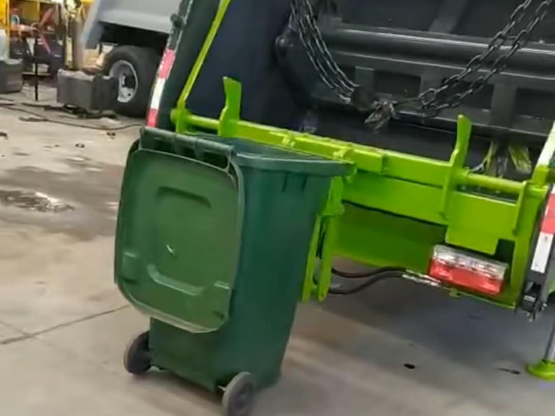 摆臂斗压缩垃圾车加装挂桶架视频