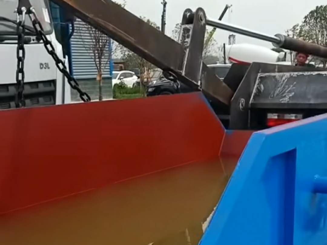 摆臂垃圾车测试吊装能力视频