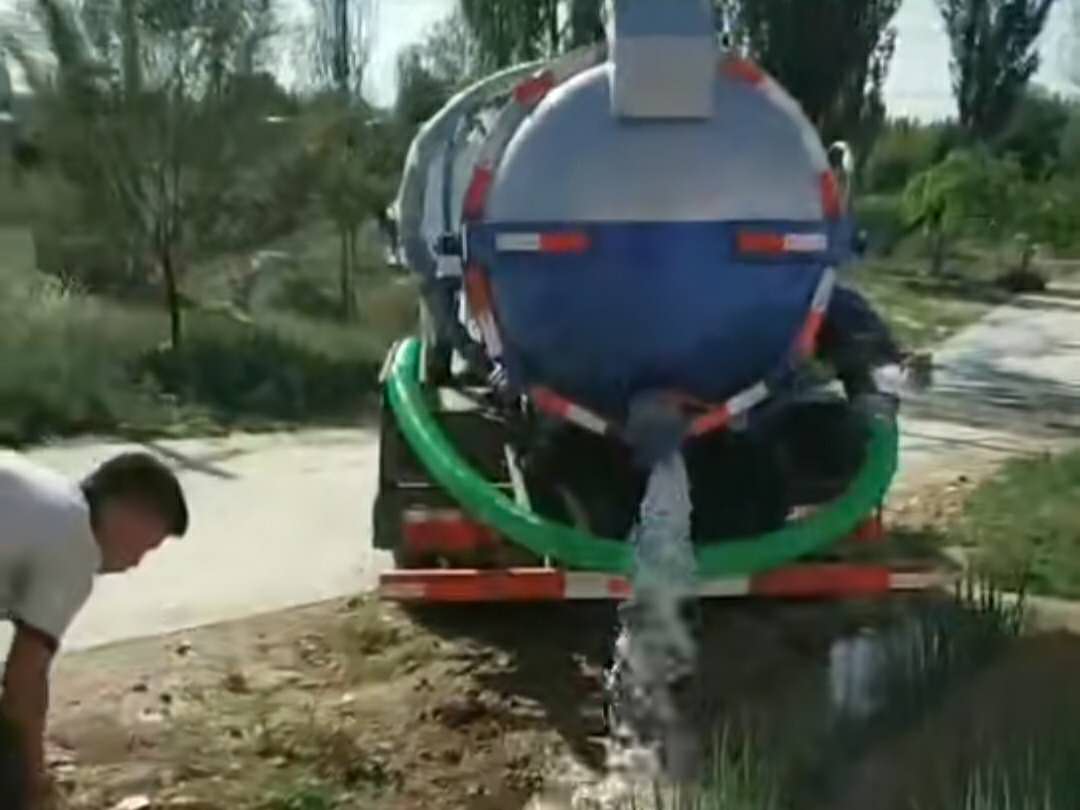 吸污车浇菜园视频
