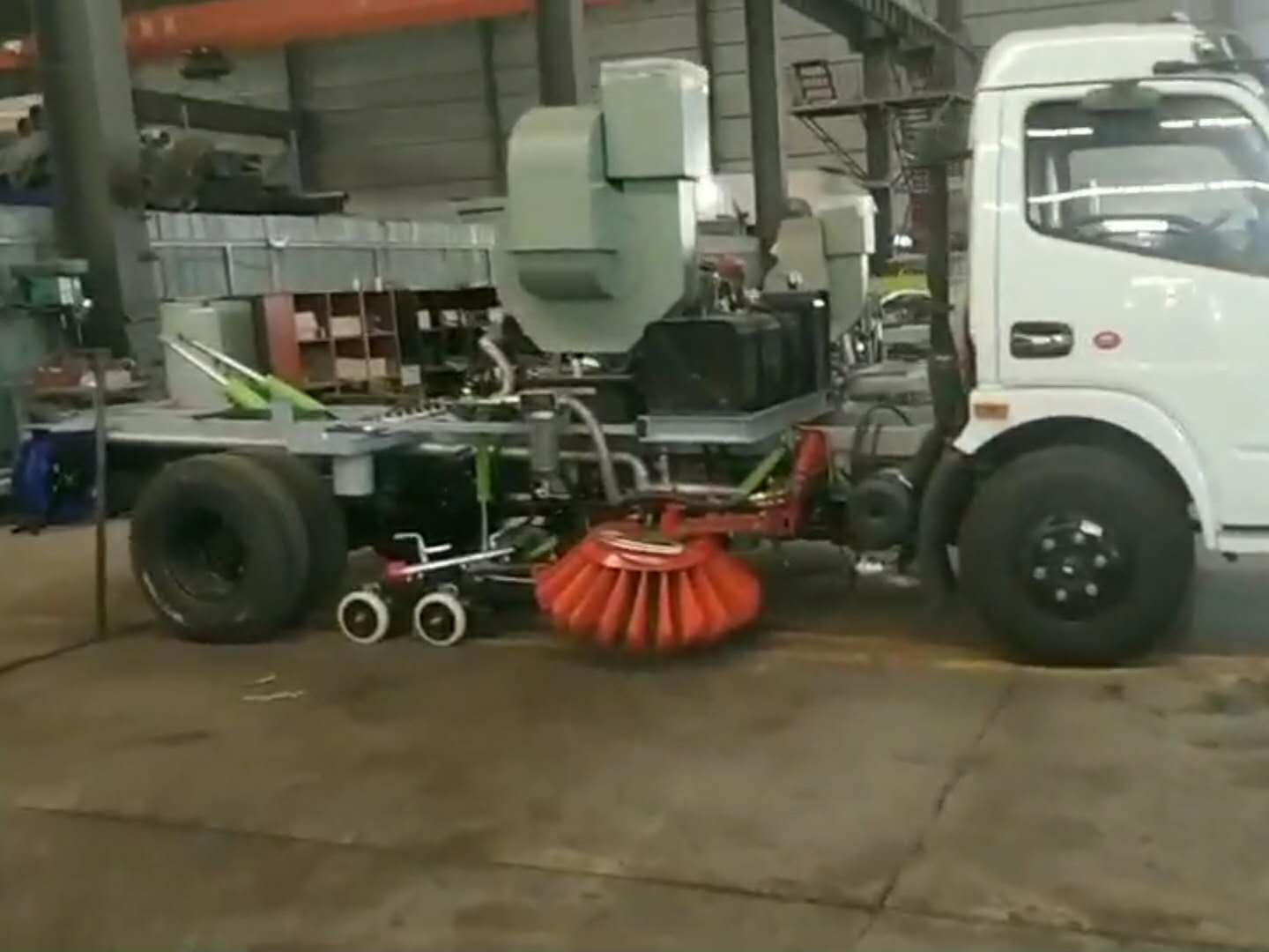 东风大多利卡洗扫车生产中视频