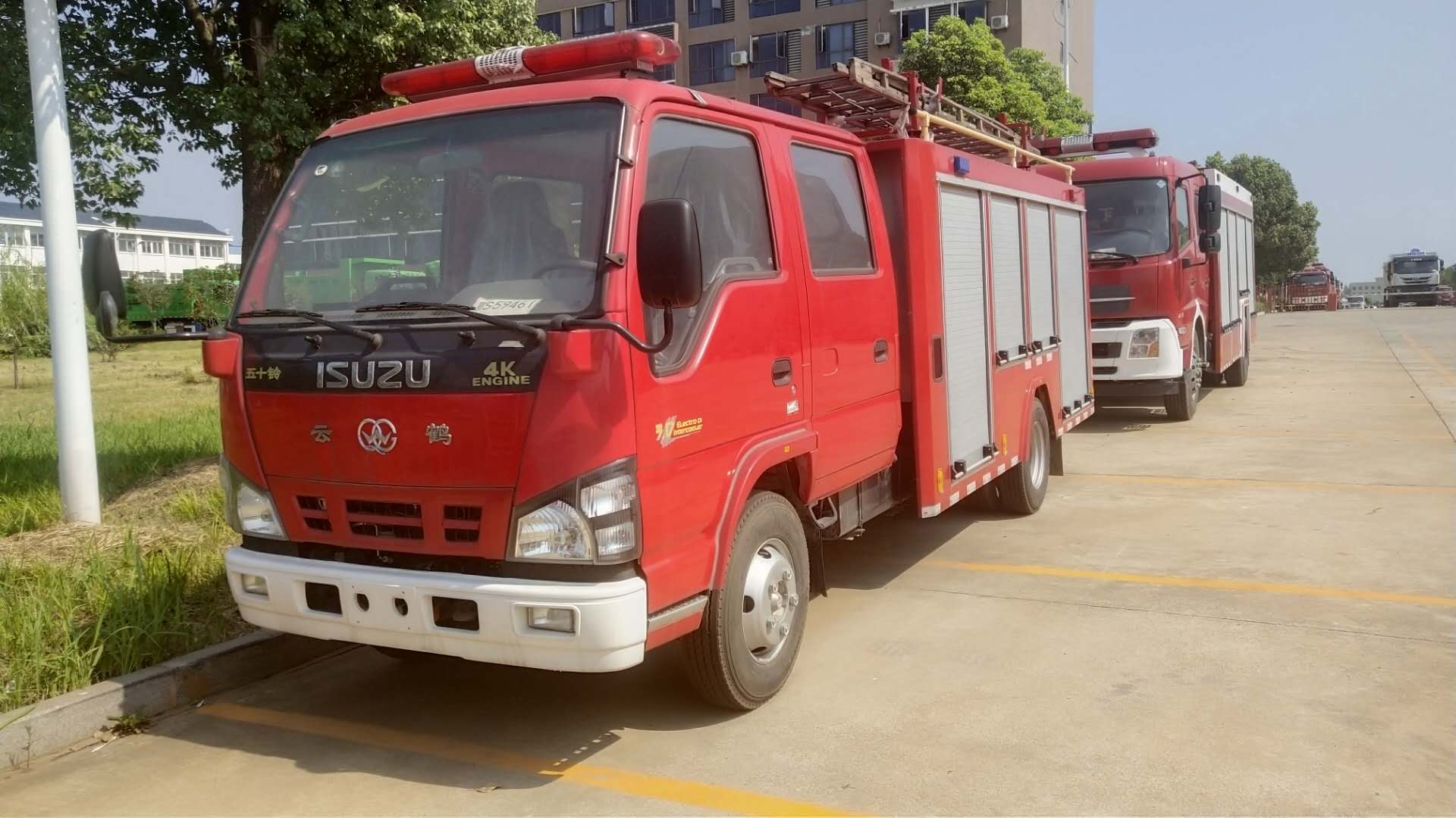 3台消防车准备发车图片