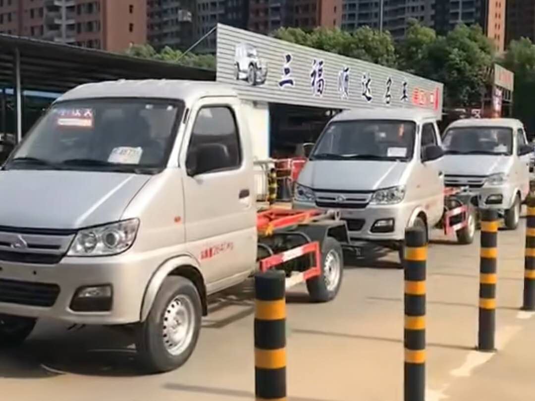 4台长安勾臂垃圾车武汉上牌中视频