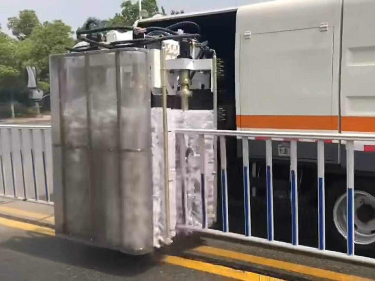 韩城购买的城市护栏清洗车正在实地测试视频
