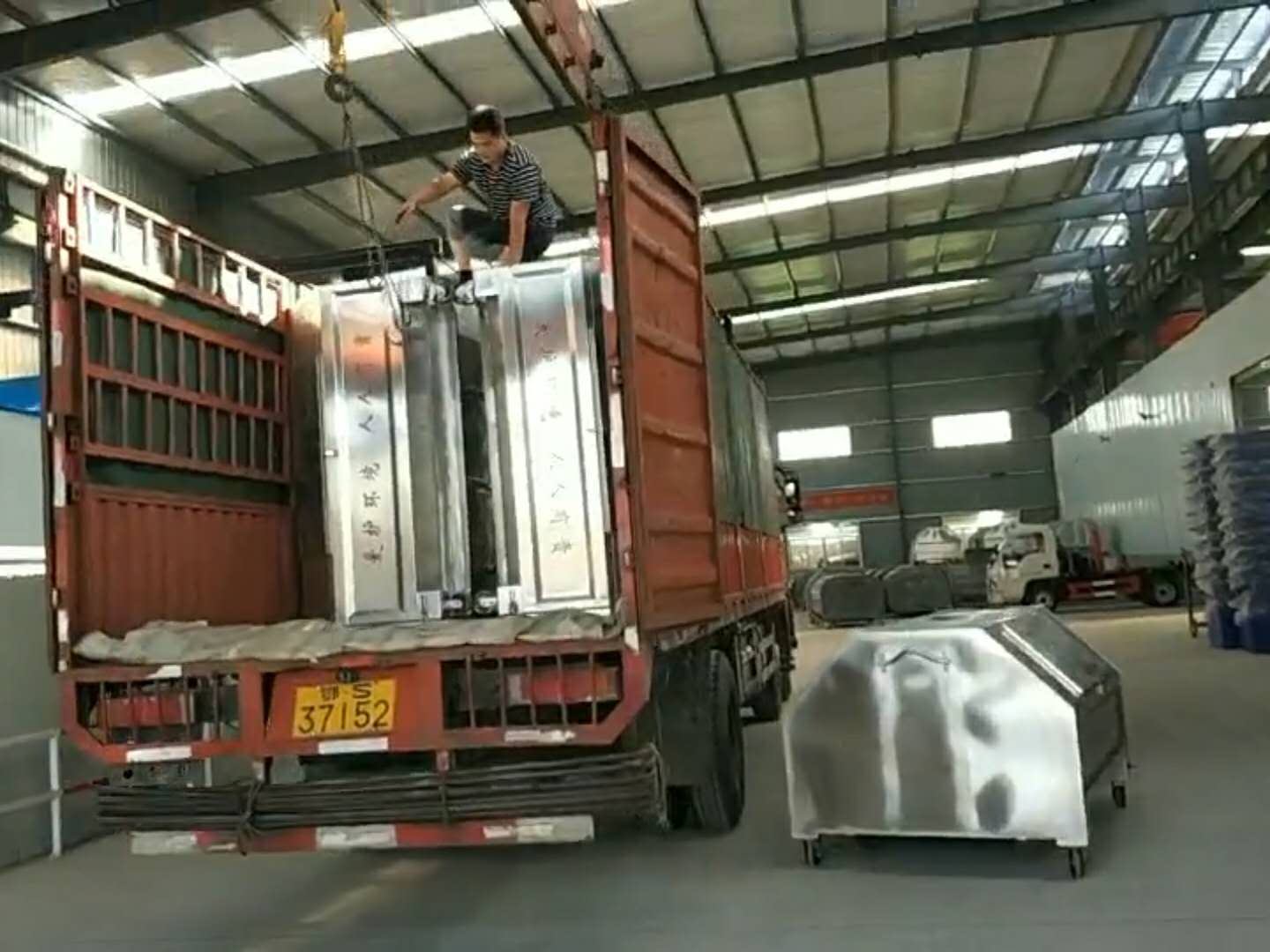 不锈钢方形勾臂垃圾箱装车视频