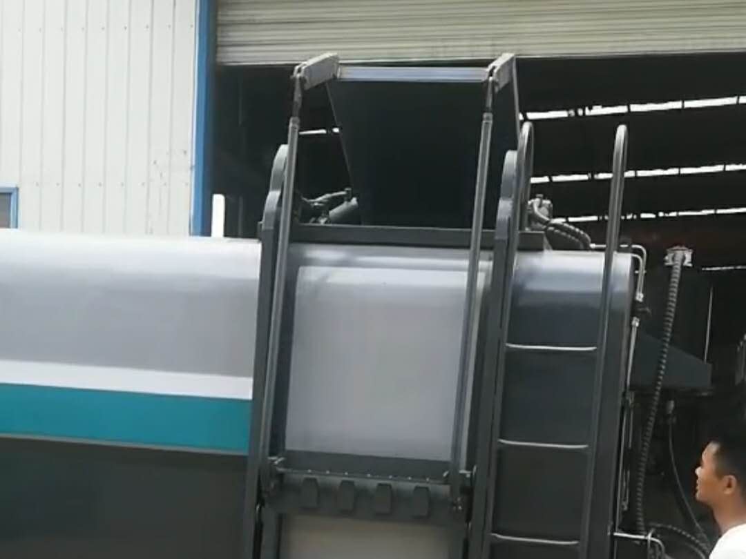 侧装挂桶带压缩垃圾车拉杆提桶机构视频