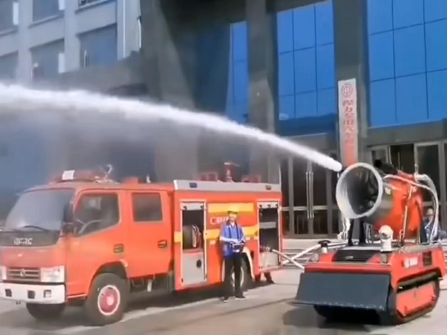 远程遥控机器人消防车喷射效果视频