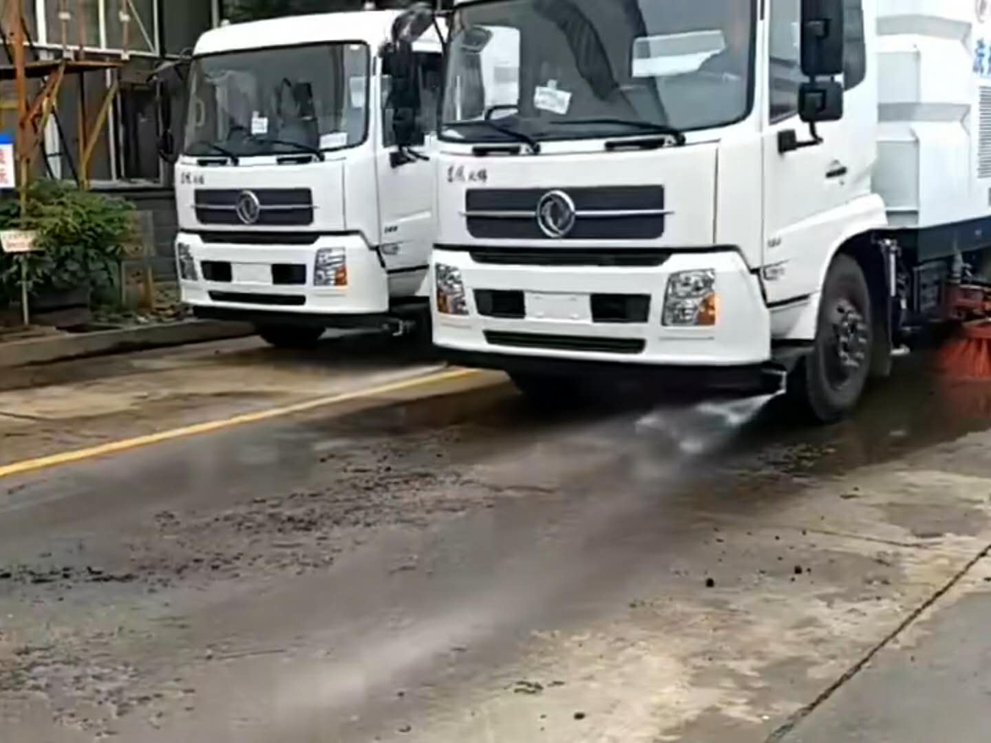 东风天锦前喷水洗扫车视频