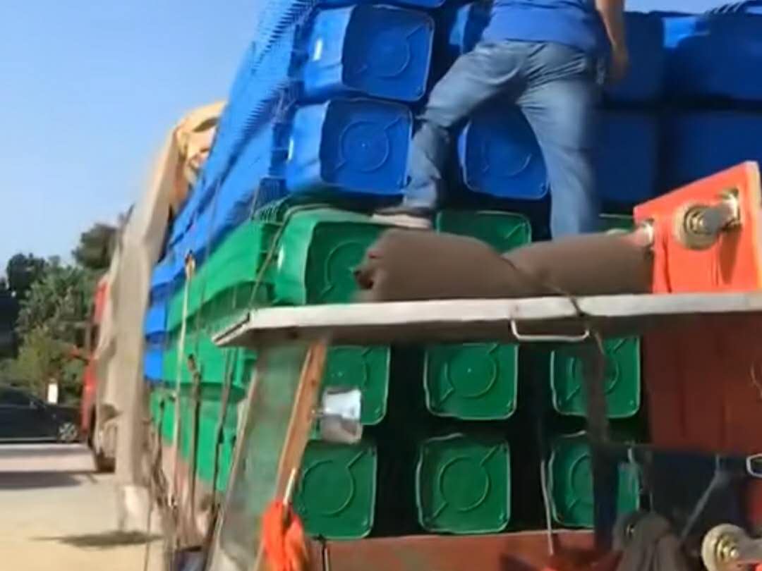 中标塑料垃圾桶缷货中视频