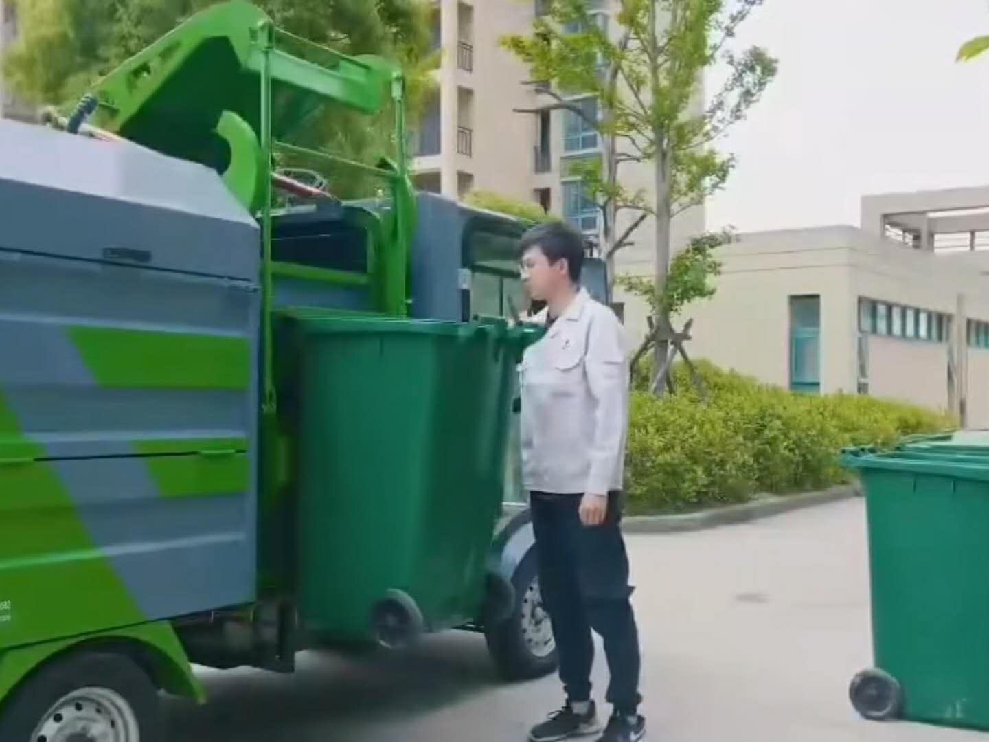 4轮电动挂桶带压缩垃圾车视频
