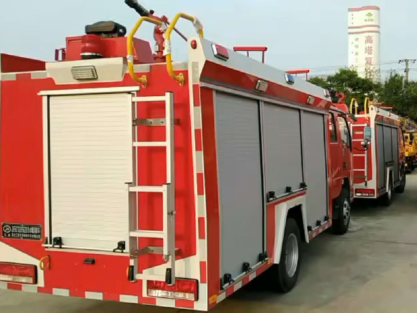 东风多利卡2.5吨水罐消防车视频