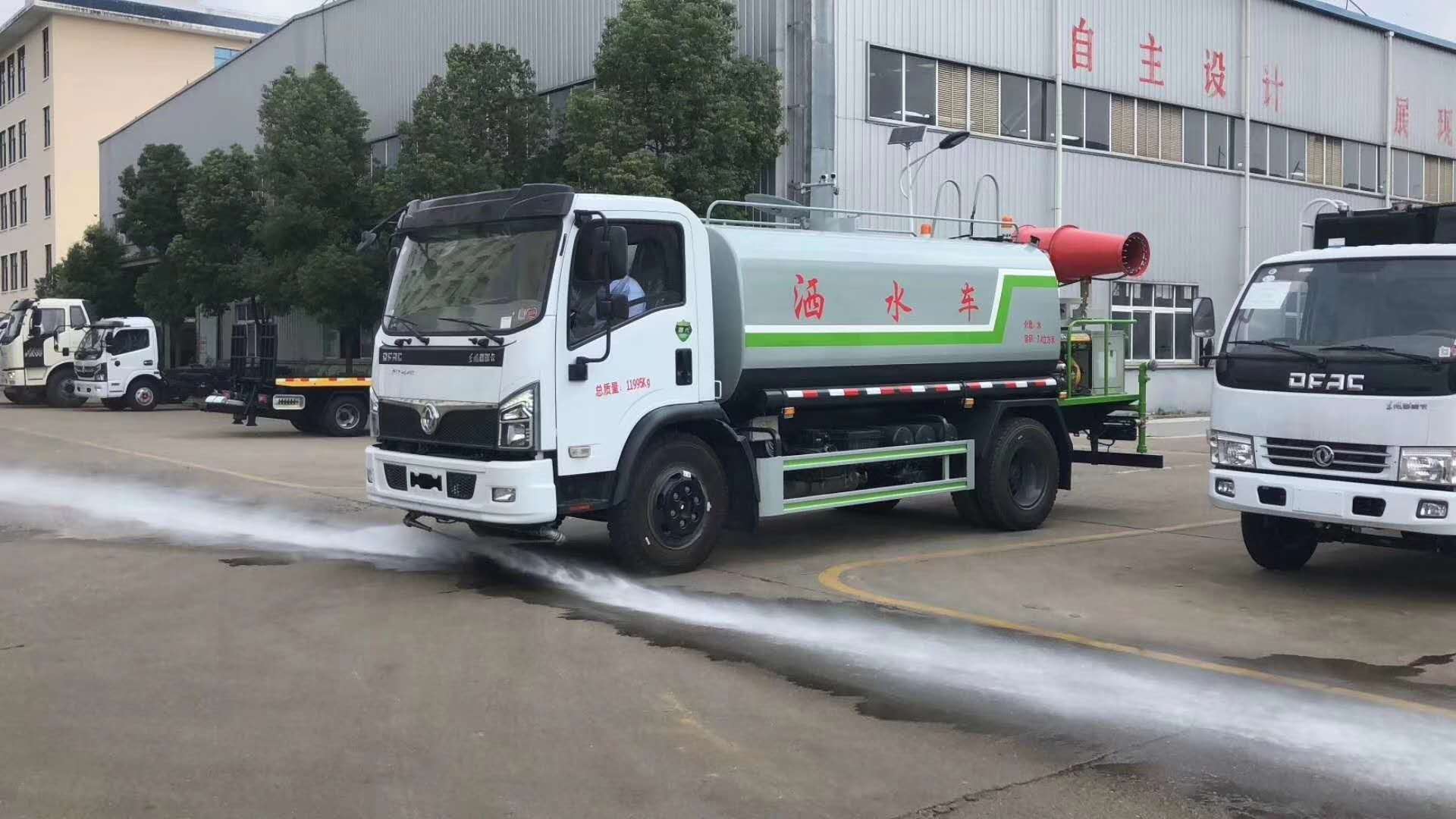 国六东风福瑞卡8吨30米抑尘洒水车图片