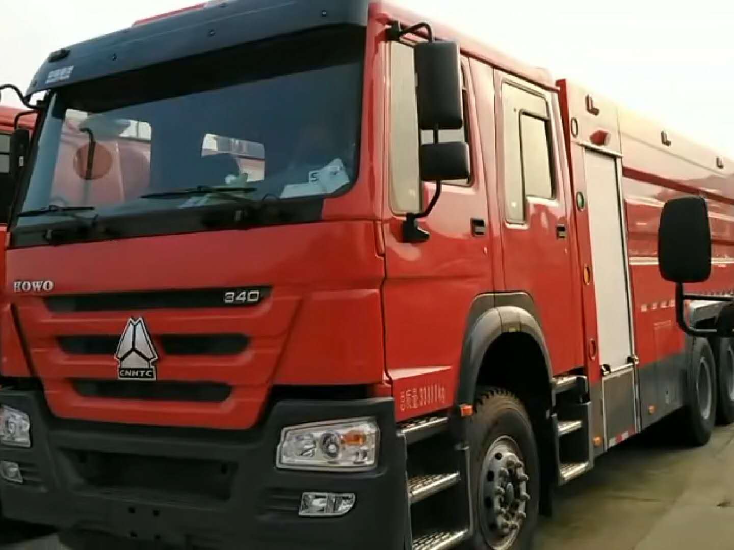 重汽豪沃16吨泡沫消防车视频