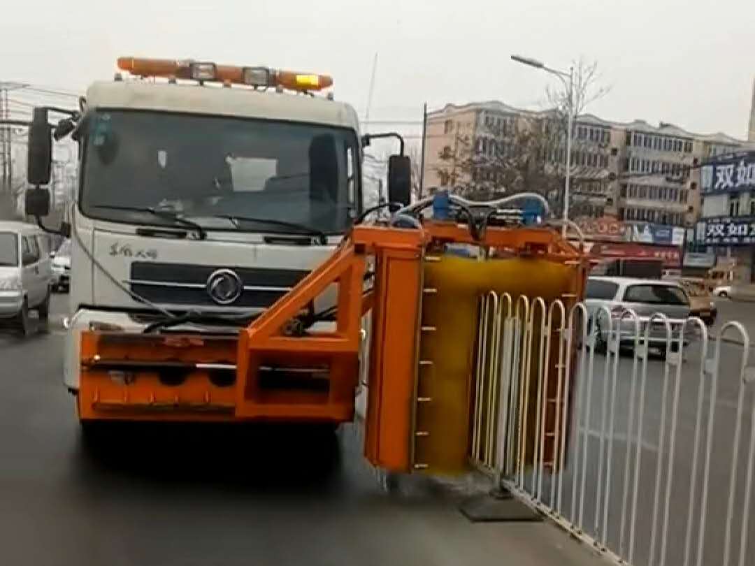 东风天锦城市高速两用护栏清洗车视频