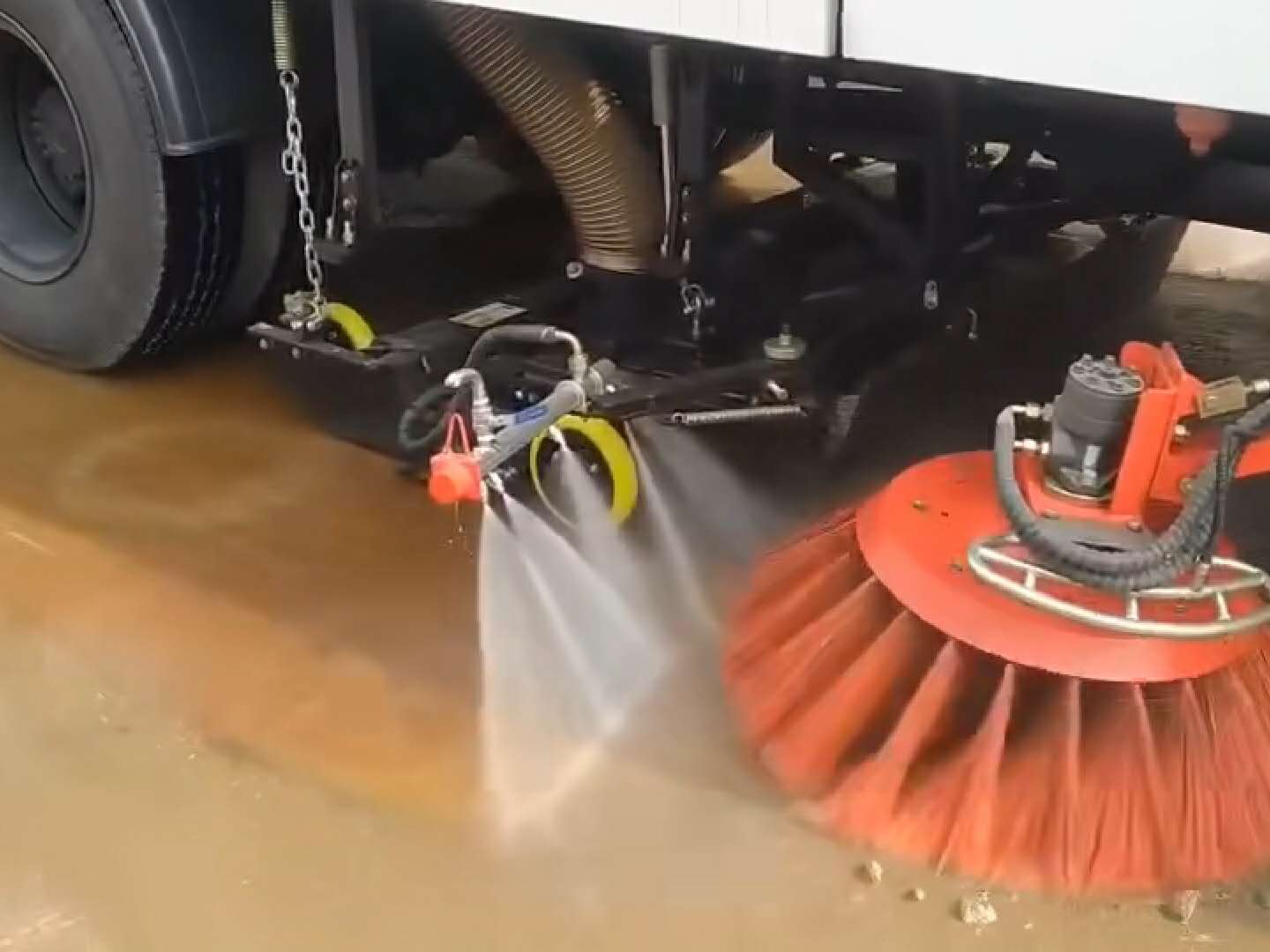 东风天锦洗扫车让泥浆地面露出本色视频
