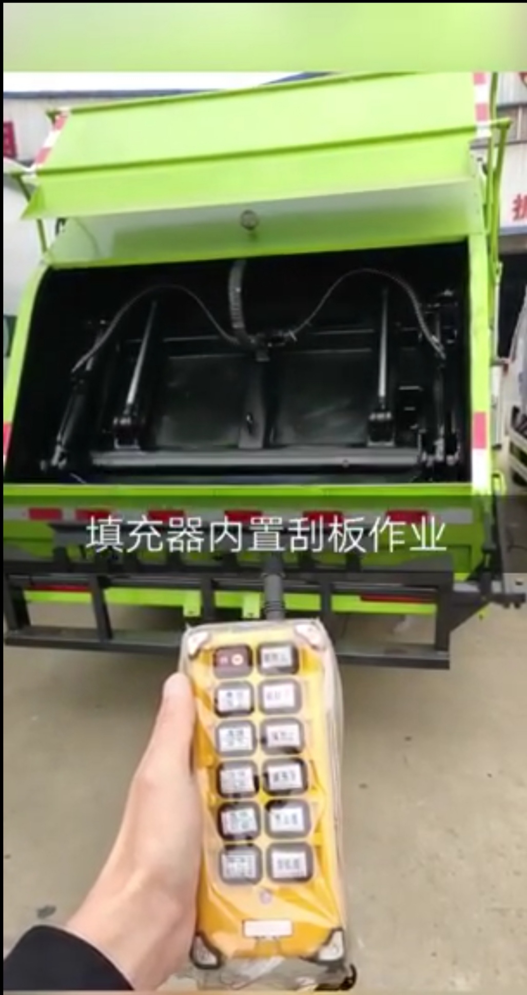 压缩垃圾车带遥控操作视频视频