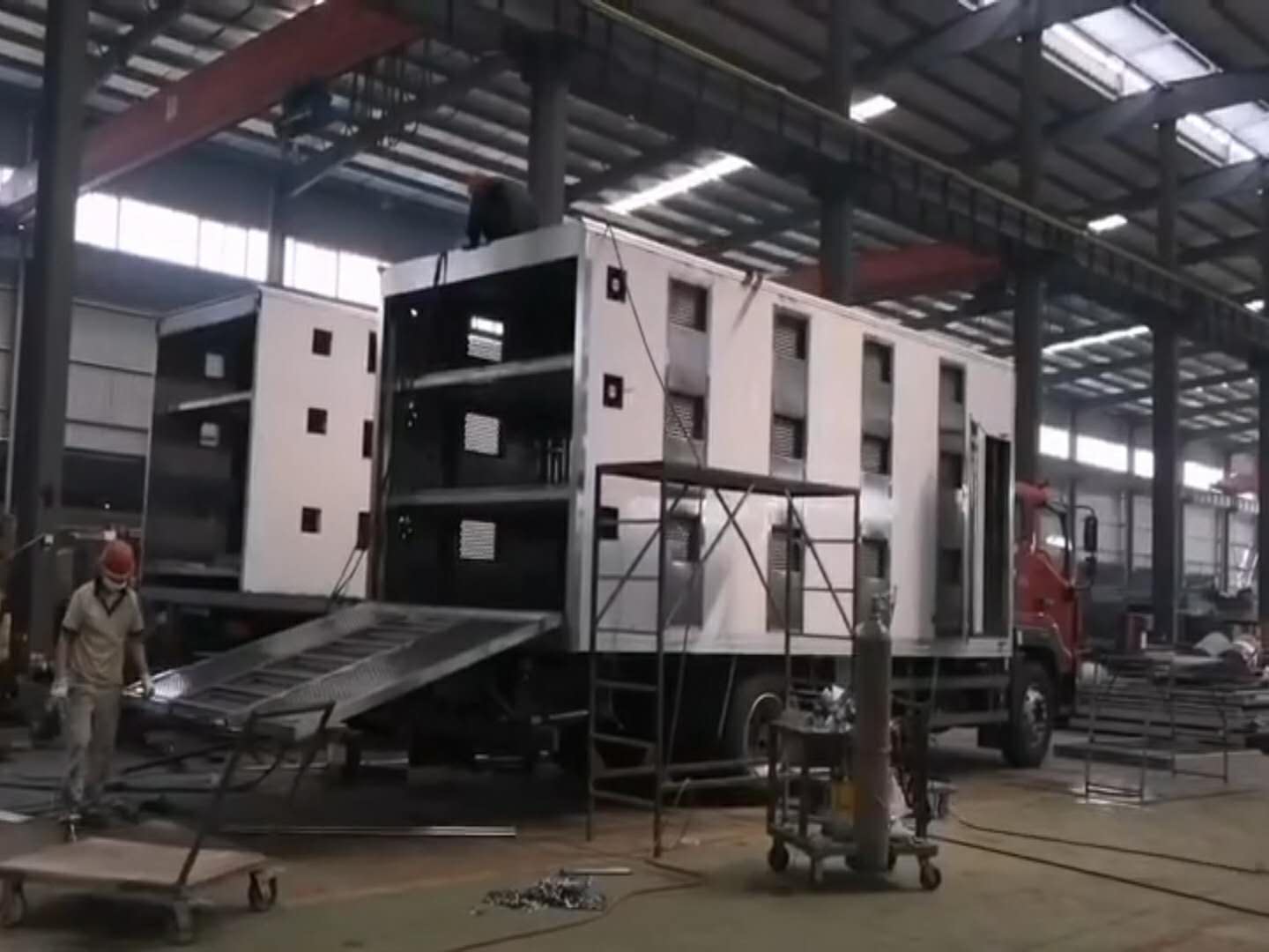 三层保温运猪车生产中视频