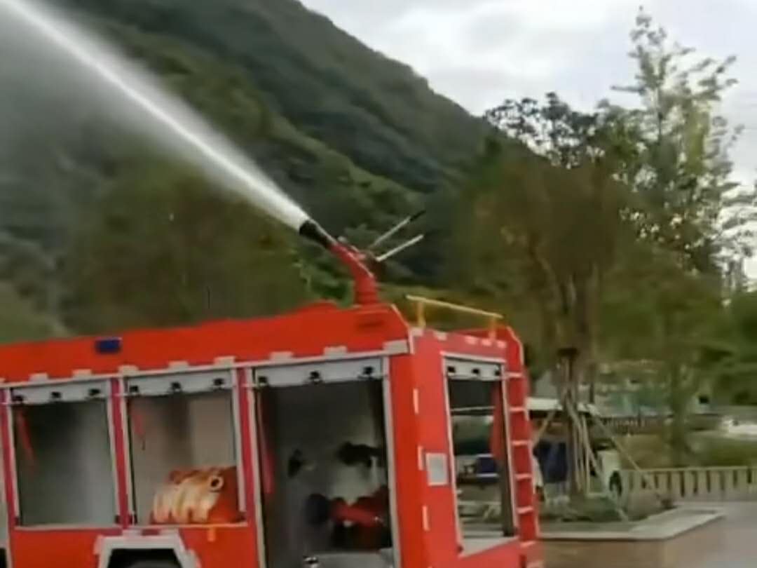 2吨水罐消防车水炮威力视频