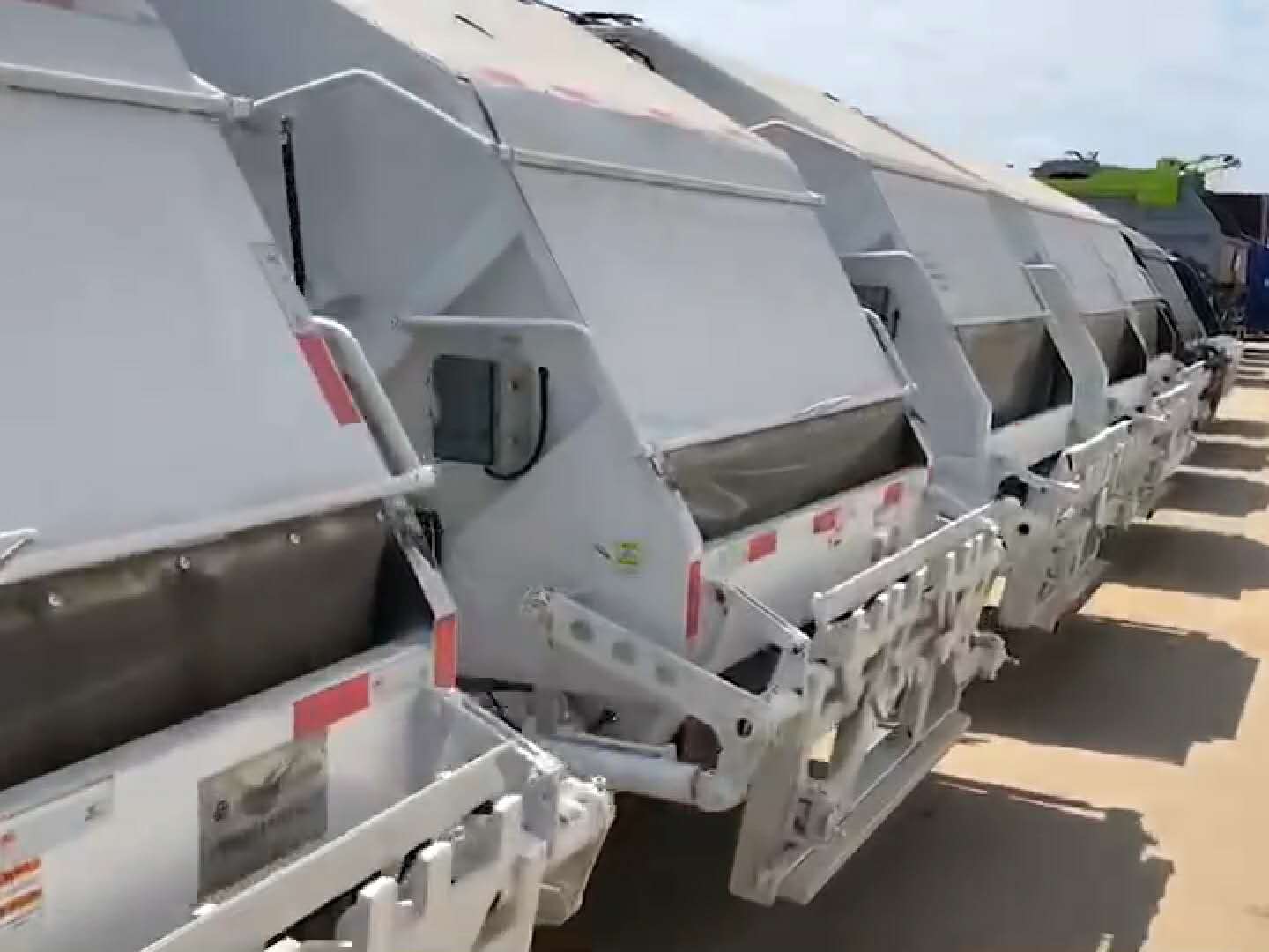 委改生产的压缩垃圾车已经排满了视频