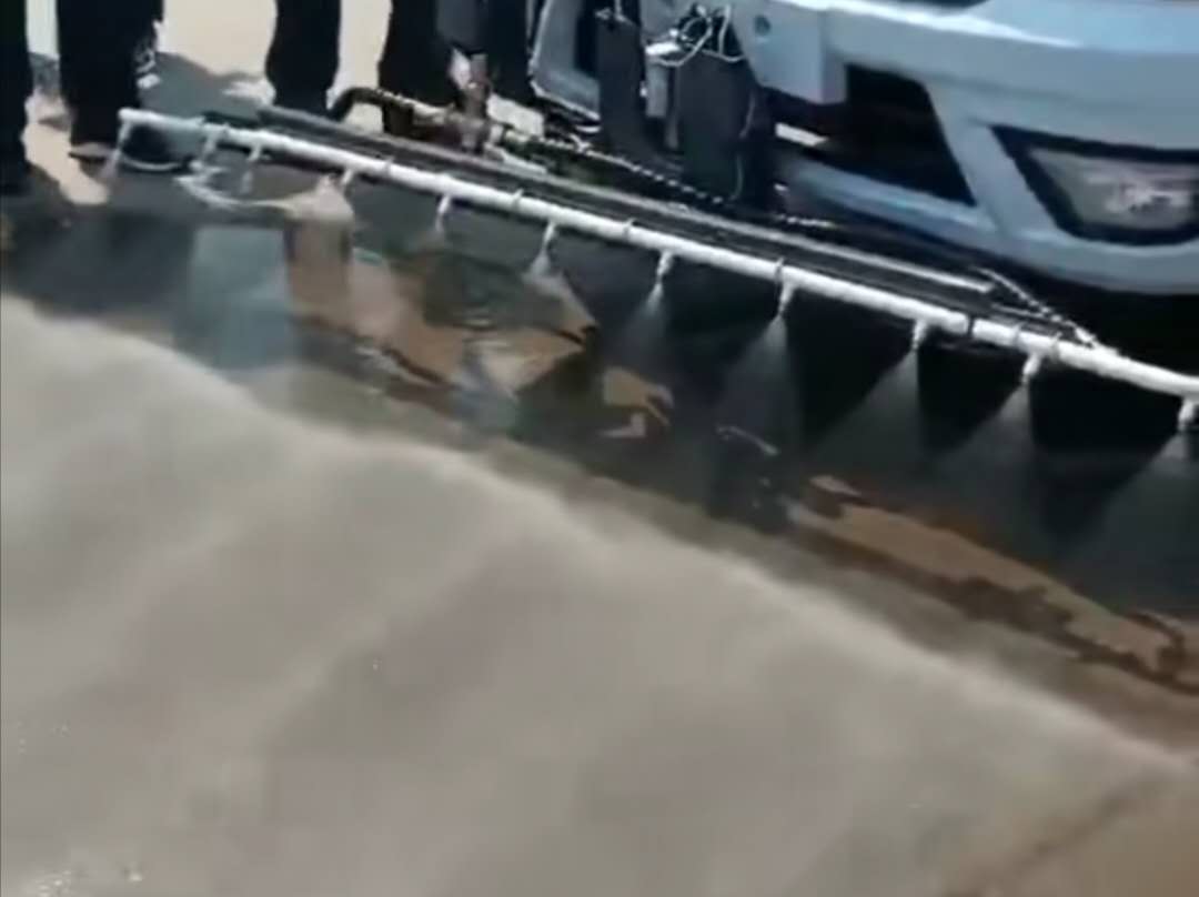 国六蓝牌途逸路面清洗车试车中视频