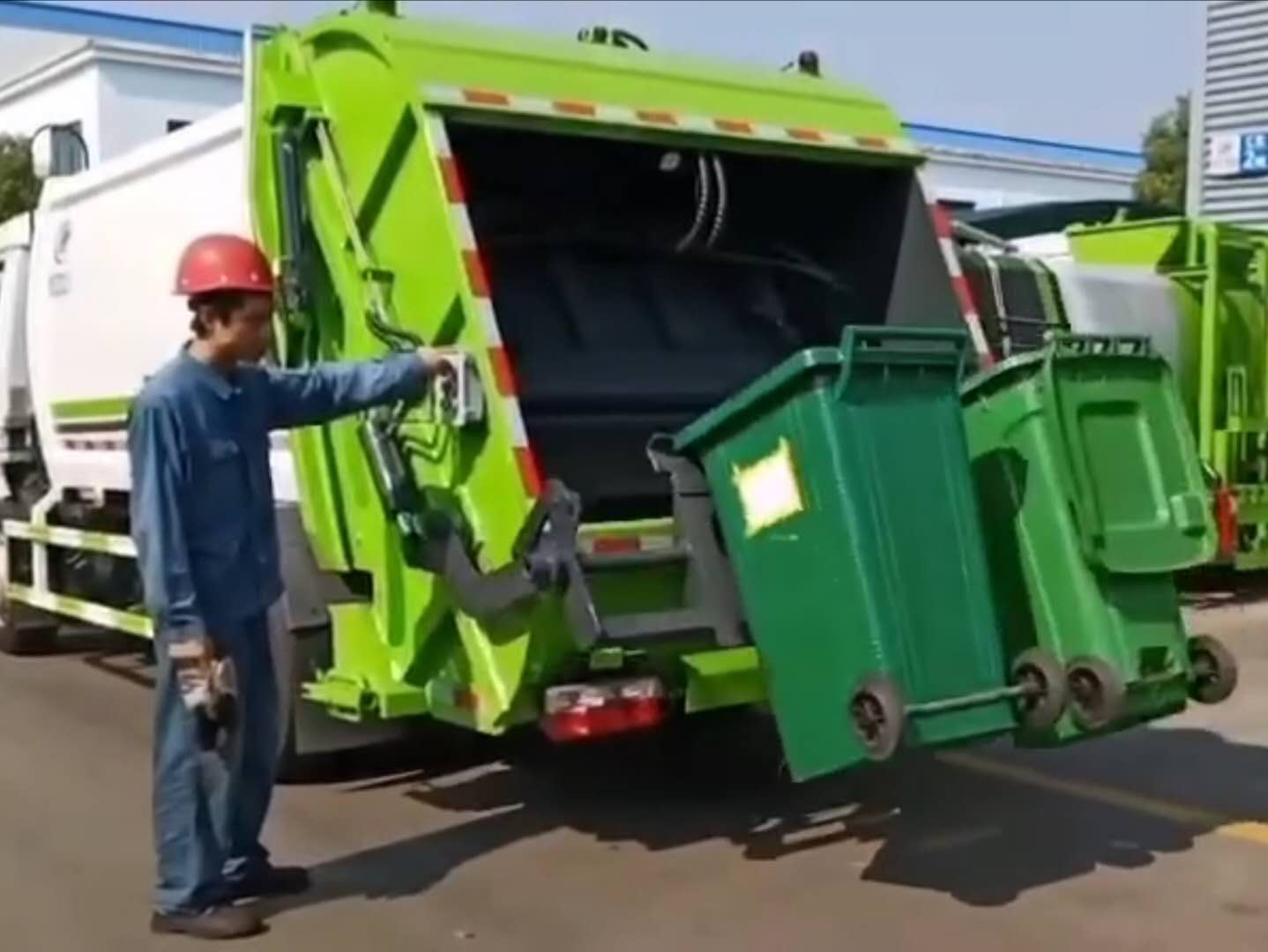 压缩垃圾车双桶同时工作视频